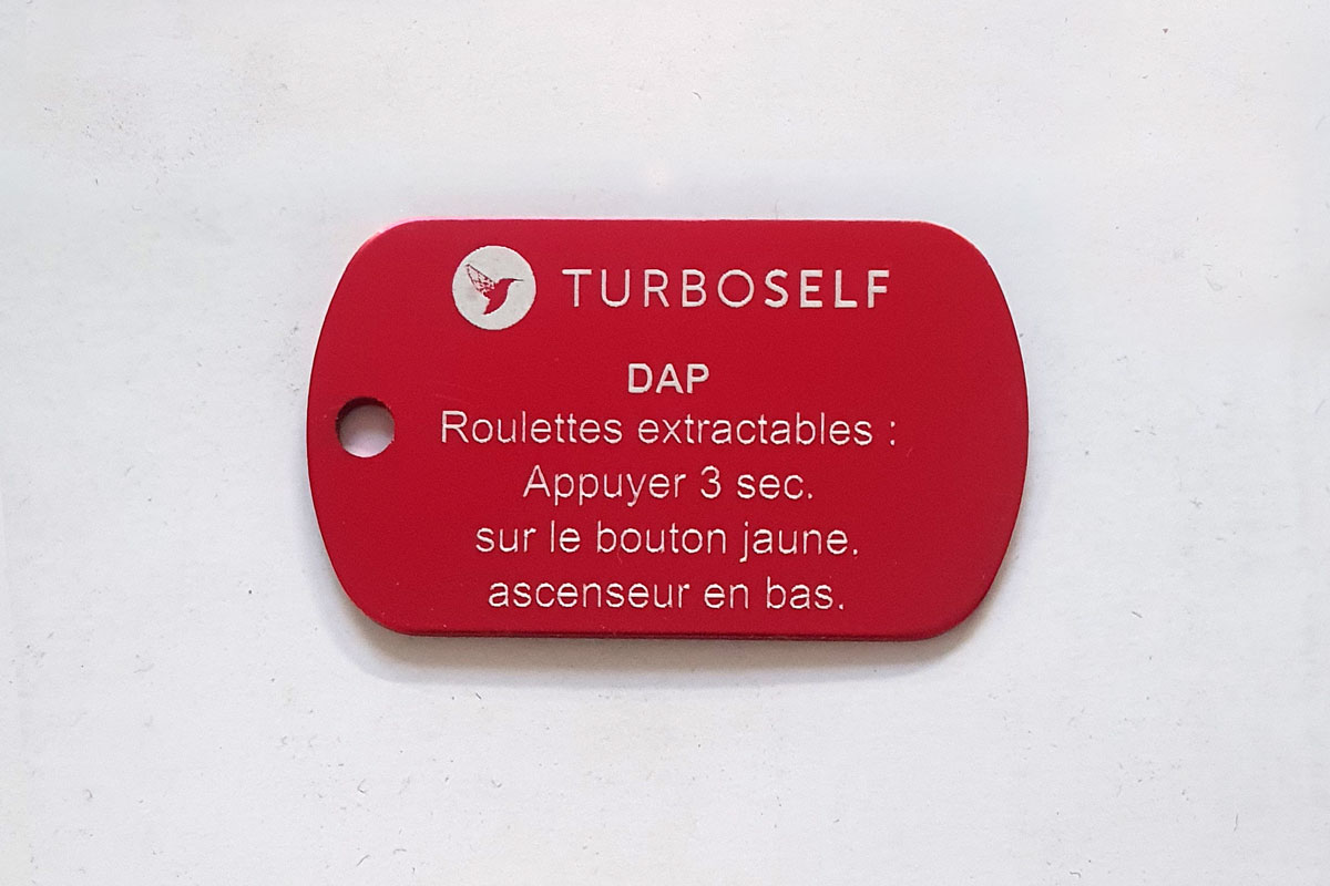 Jeton en aluminium colori rouge avec gravure laser